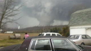 Illustration for article titled Today's Terrifying And Historic Tornadoes Up Close